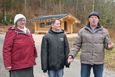 Eibenstock: Wanderschutzhütte ist offiziell übergeben - Monika Nötzold, Felix Nötzold und Peter Nötzold (v.li.) sind bei der Einweihung der Wanderschutzhütte mit dabei gewesen. Foto: Ralf Wendland