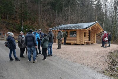 Eibenstock: Wanderschutzhütte ist offiziell übergeben - Unmittelbar neben der Rektorbrücke in Eibenstock ist eine neue Wanderschutzhütte aufgestellt worden. Foto: Ralf Wendland