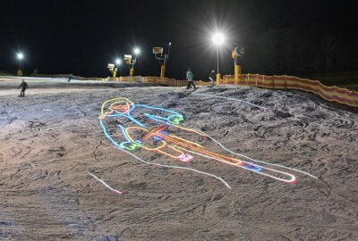 Eibenstocker Innernachtsparty zwischen den Feiertagen - Bunte Laserstrahlen sind über den Schnee getanzt und haben Figuren gezeichnet. Foto: Ralf Wendland