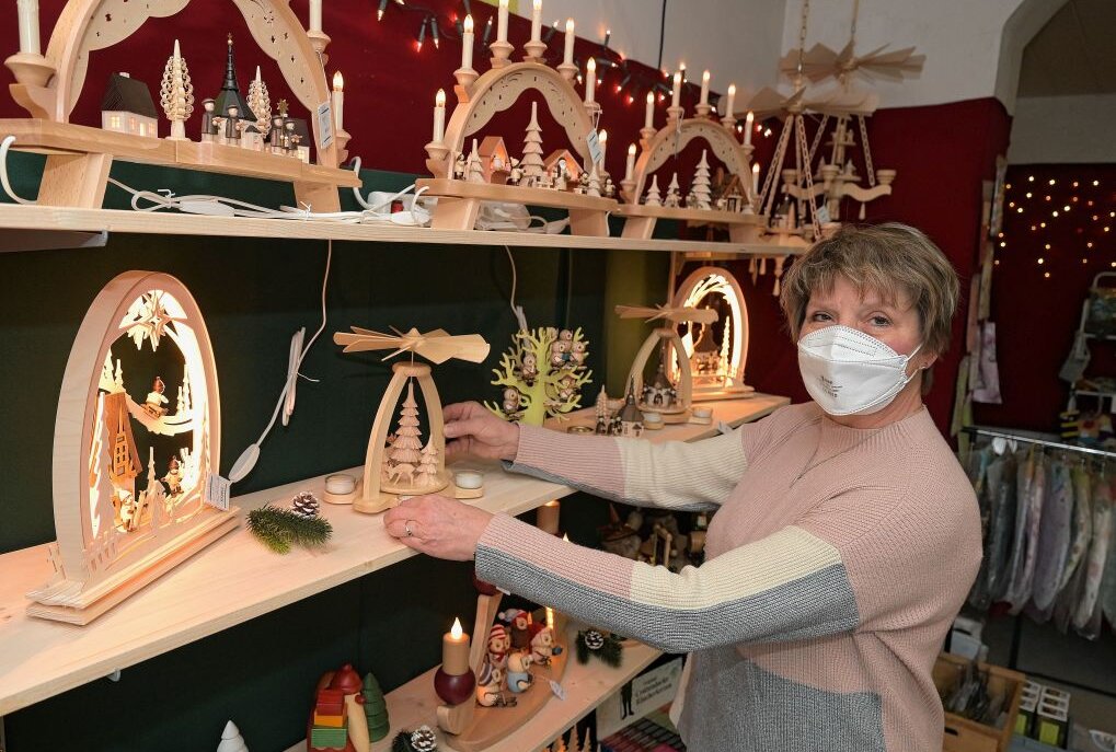 Eibenstocker Weihnachtsladen hat geöffnet - Ute Schütz gehört zu den Händlern im Eibenstocker Weihnachtsladen. Foto: Ralf Wendland