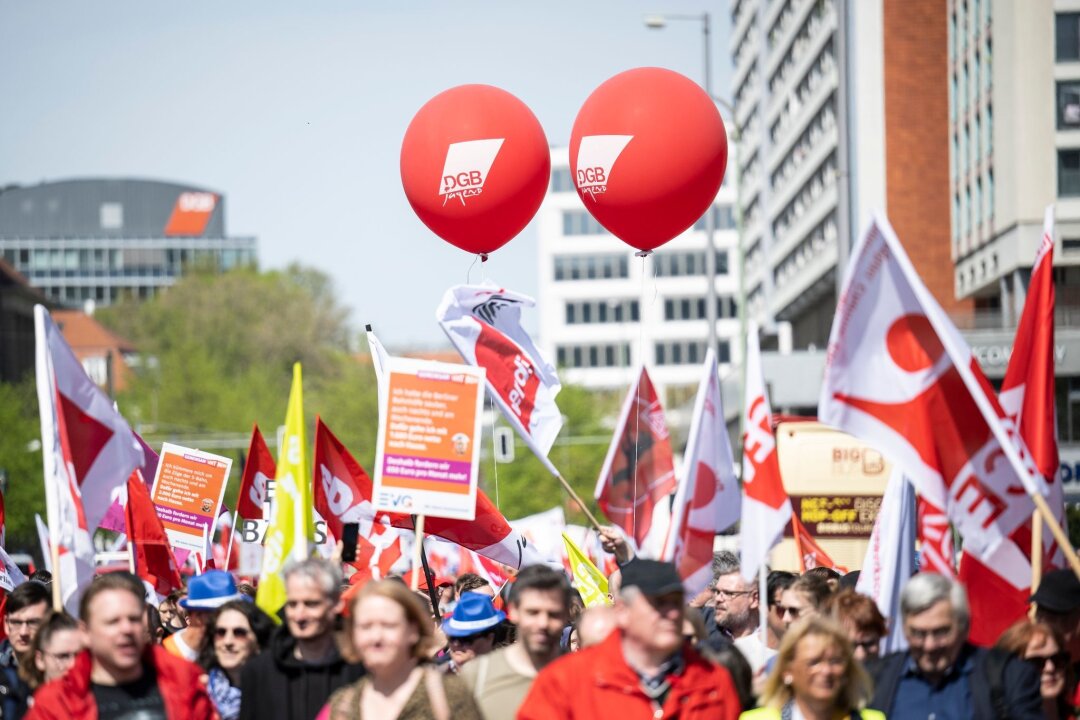 Eierwürfe und Gesang - Demos ziehen durch Berlin - 2023: Am Tag der Arbeit findet eine Demonstration des Deutschen Gewerkschaftsbundes (DGB) unter dem Motto "Ungebrochen solidarisch" statt.