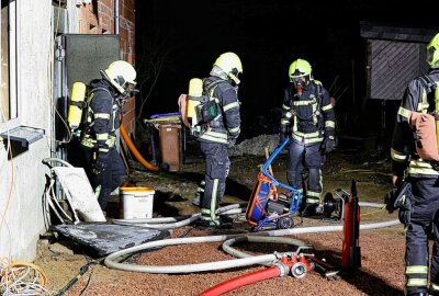Eigenheim in Chemnitz brennt: Eigentümer muss ins Krankenhaus - In der Nacht brannte Am Bahrehang ein Haus. Foto: Harry Härtel