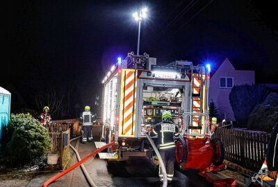 Eigenheim in Chemnitz brennt: Eigentümer muss ins Krankenhaus - In der Nacht brannte Am Barehang ein Haus. Foto: Harry Härtel