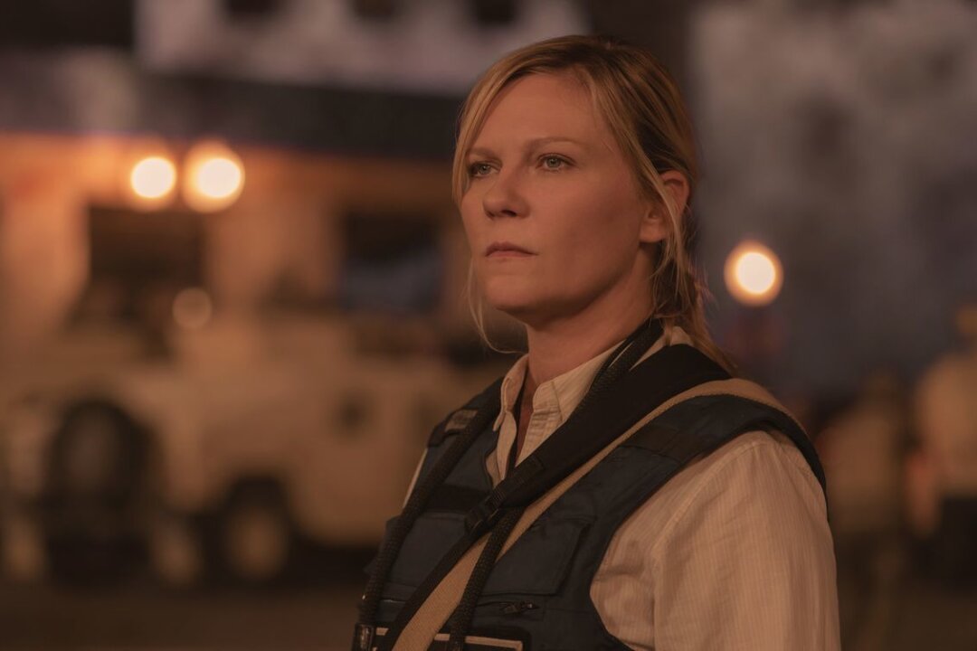 Ein Amerika der nahen Zukunft am Abgrund: Das sind die Kino-Highlights der Woche - Lee (Kirsten Dunst), eine der Hauptfiguren in "Civil War", will den Schrecken des Bürgerkrieges festhalten.