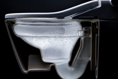 Ein besseres Örtchen: Das können moderne Toiletten - Saubere Sache: Die Technik in der Toilette von Toto sprüht vor der Nutzung einen feinen Wassernebel in das WC-Becken und feuchtet die Keramik an. So bleibt Schmutz schlechter haften.