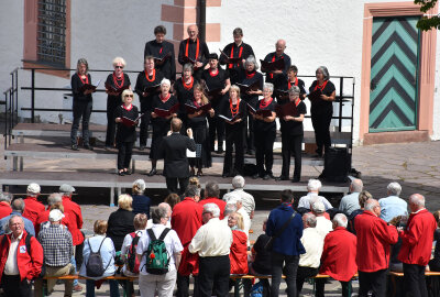 Ein Chortreffen der besonderen Art auf Schloss Augustusburg - Der Hutholz-Chor-Chemnitz begeisterte Zuschauer auf dem Schlosshof. Foto: Maik Bohn