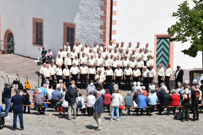Ein Chortreffen der besonderen Art auf Schloss Augustusburg - Der Bergsteigerchor Kurt Schlosser begeisterte Zuschauer auf dem Schlosshof. Foto: Maik Bohn