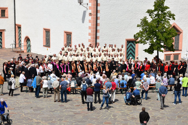 Ein Chortreffen der besonderen Art auf Schloss Augustusburg - Auch gemeinsam sangen die Chöre für die Zuschauer. Foto: Maik Bohn