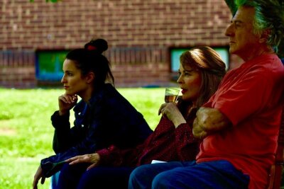 Abigail (Dianne Agron, links) kümmert sich aufoperfungsvoll um ihre Eltern (Candice Bergen, Dustin Hoffman).