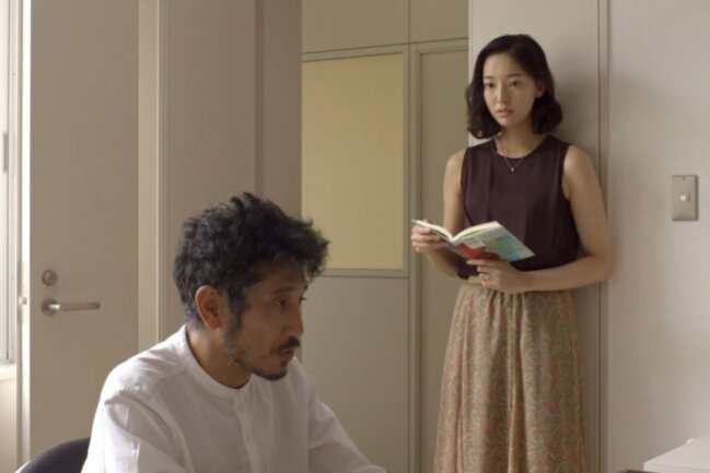 "Das Glücksrad" erzählt von mehreren japanischen Frauen, unter anderem von dieser hier: Segawa (Kiyohiko Shibukawa) möchte unbedingt ihren Preofessor (Katsuki Mori) verführen.