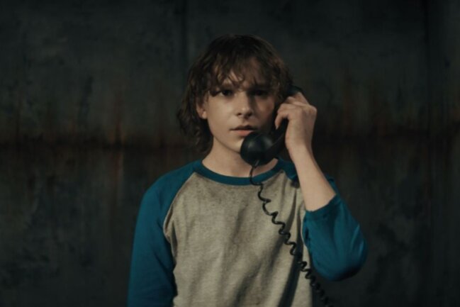Finney (Mason Thames) wurde entführt und sitzt jetzt in einem feuchtkalten Keller fest. Ein schwarzes Telefon an der Wand ist seine einzige Chance, zu entkommen.