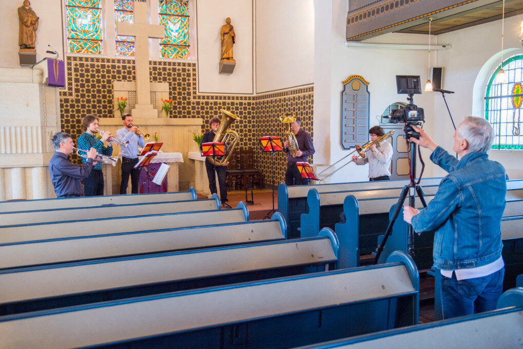 Jörg Vogel hat vor Ostern an insgesamt zwei Tagen ehrenamtlich einen 45-minütigen Gottesdienst in der Kirche in Adorf/Erzgebirge aufgenommen. 