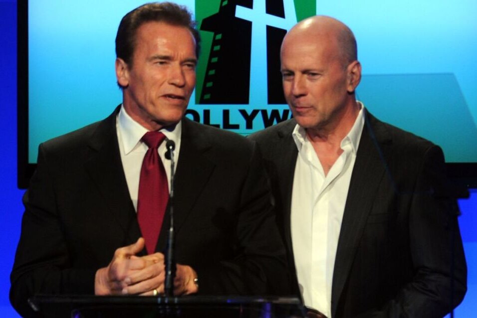 "Ein großer, großer Star": Arnold Schwarzenegger würdigt Bruce Willis - "Terminator"-Darsteller Arnold Schwarzenegger (links) weiß die Entscheidung seines Schauspiel-Kollegen und guten Freundes Bruce Willis, sich nach seiner erschütternden Diagnose aus dem Filmgeschäft zurückzuziehen, zu würdigen. Schwarzenegger singt ein Loblied auf Willis, den "großen, großen Star".