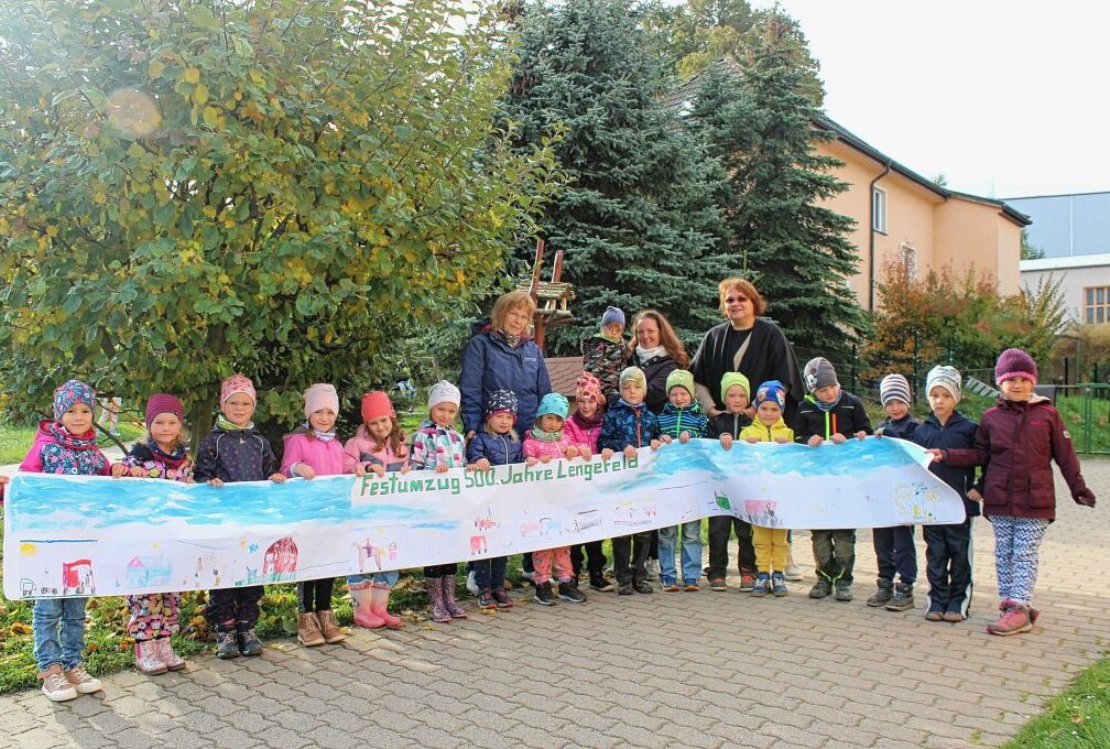 Ein großes Dankeschön im Nachhinein - Mit einem meterlangen Banner sagten die Kinder Dankeschön.Foto: Jana Kretzschmann
