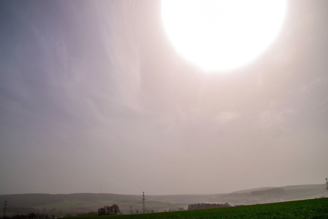 Ein Hauch von Sommer in Sachsen: Sonne hinter Sahara-Staub - Saharastaub lässt die Sonne milchig und getrübt erscheinen (Aufnahme mit einer Drohne).