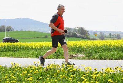 Ein Hauch von Wings for Live World Run im Erzgebirge - Ralf Böttrich lief von Grumbach bis nach Boden ins Preßnitztal und damit 18,5 Kilometer für einen guten Zweck. Foto: Thomas Fritzsch/PhotoERZ