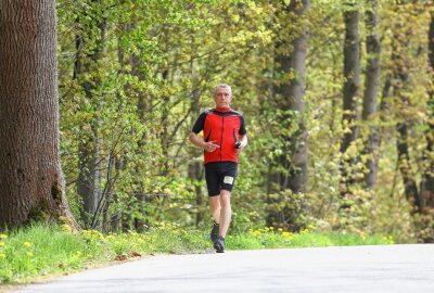 Ein Hauch von Wings for Live World Run im Erzgebirge - Ralf Böttrich lief von Grumbach bis nach Boden ins Preßnitztal und damit 18,5 Kilometer für einen guten Zweck. Foto: Thomas Fritzsch/PhotoERZ