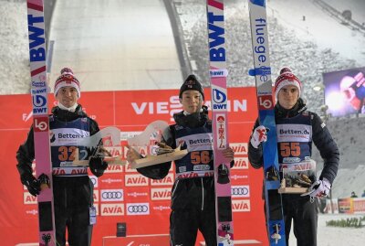 Ein Japaner und zwei Norweger gewinnen in Klingenthal - So sehen Sieger aus (v.li.) Daniel-André Tande, Norwegen (2.Platz), Ryoyu Kobayashi, Japan (1. Platz) und Marius Lindvik, Norwegen (3.Platz). Foto: Ralf Wendland