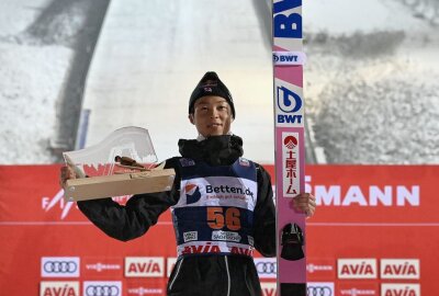 Ein Japaner und zwei Norweger gewinnen in Klingenthal - Der Japaner Ryoyu Kobayashi hat sich den Sieg geholt. Foto: Ralf Wendland
