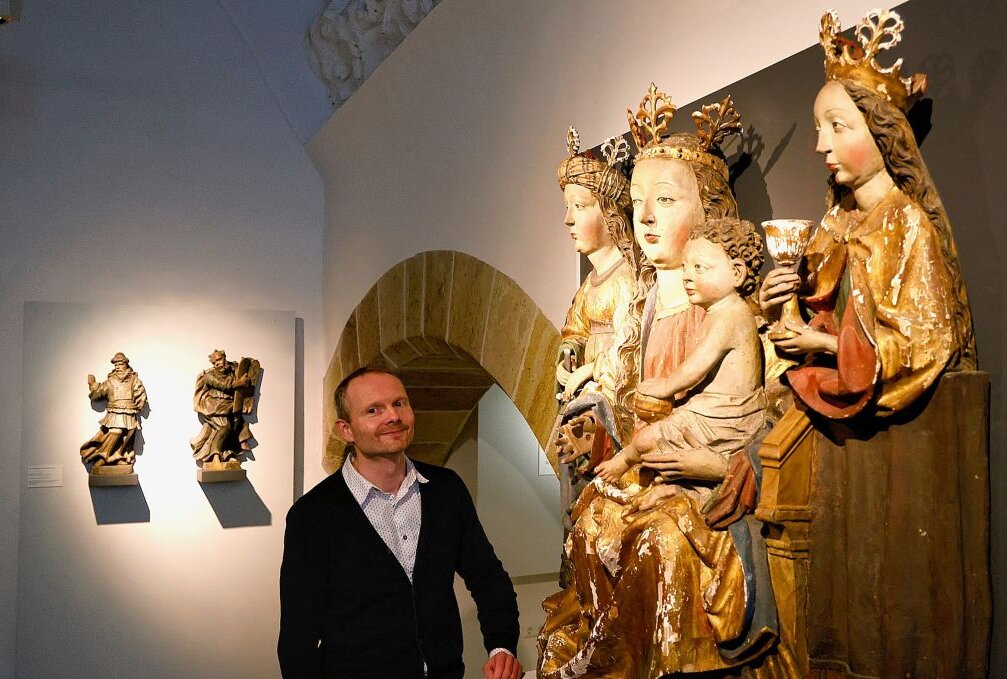 Ein Kriminalfall im Schlossbergmuseum - Kurator Stefan Thiele mit einer besonderen Figurengruppe. Foto: Markus Pfeifer