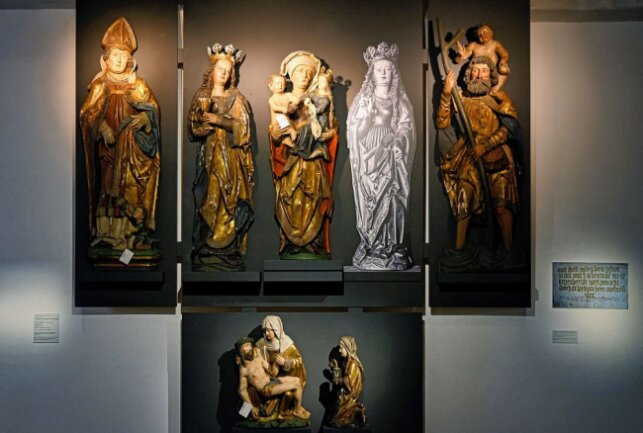 Ein Kriminalfall im Schlossbergmuseum - Die geraubten und wiedergefunden Kirchenfiguren - nur die Heilige Katharina fehlt und ist nur als Bild zu sehen. Foto: Markus Pfeifer
