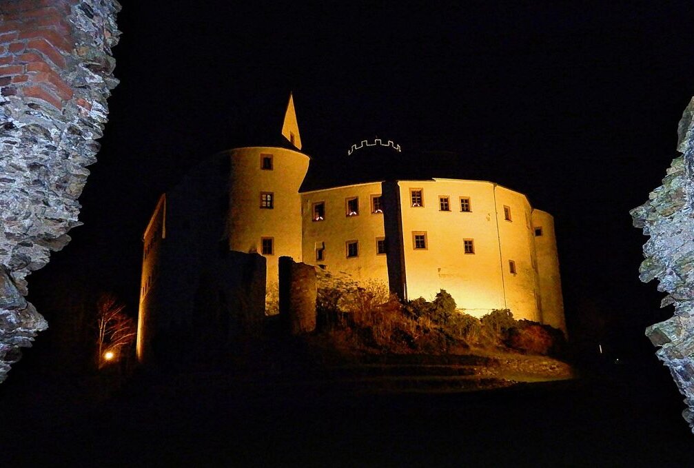 Ein Lichtermeer im Erzgebirge - Burg Scharfenstein. Foto: Maik Bohn