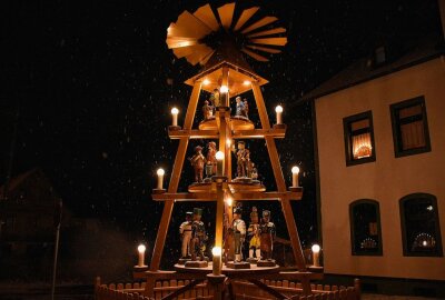 Ein Lichtermeer im Erzgebirge - Ortspyramide Gornsdorf. Foto: Maik Bohn