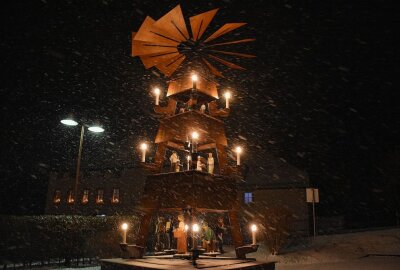 Ein Lichtermeer im Erzgebirge - Ortspyramide Hormersdorf im Schnee. Foto: Maik Bohn