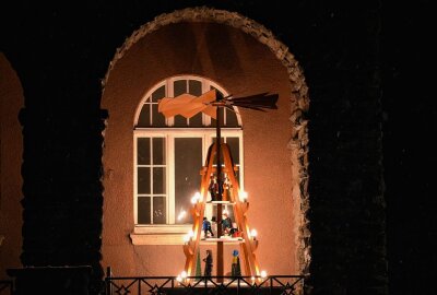 Ein Lichtermeer im Erzgebirge - Ortspyramide Meinersdorf. Foto: Maik Bohn