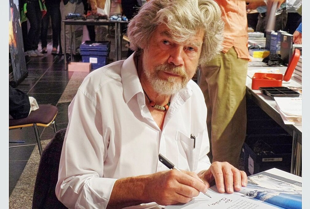 "Ein Mann der Berge" gastierte in der Stadthalle Chemnitz - Reinhold Messner in der Stadthalle Chemnitz bei seiner Autogrammstunde. Foto: Maik Bohn
