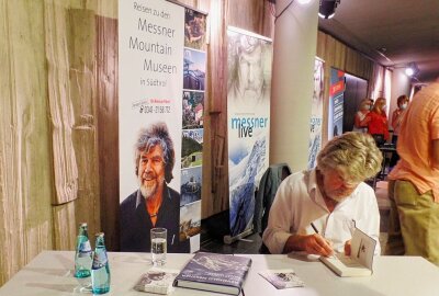 "Ein Mann der Berge" gastierte in der Stadthalle Chemnitz - Reinhold Messner in der Stadthalle Chemnitz bei seiner Autogrammstunde. Foto: Maik Bohn