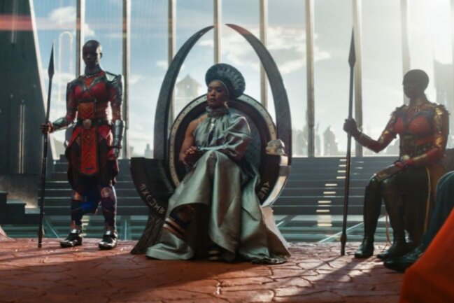 Ein neuer Panther - Wakandas Königin Ramonda (Angela Bassett, Mitte) hat nach dem Tod ihres Sohnes alle Hände voll zu tun.