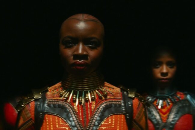 Ein neuer Panther - Okoye (Danai Gurira, links) steht als Kopf der königlichen Leibgarde fest an der Seite von Ramonda und Shuri.
