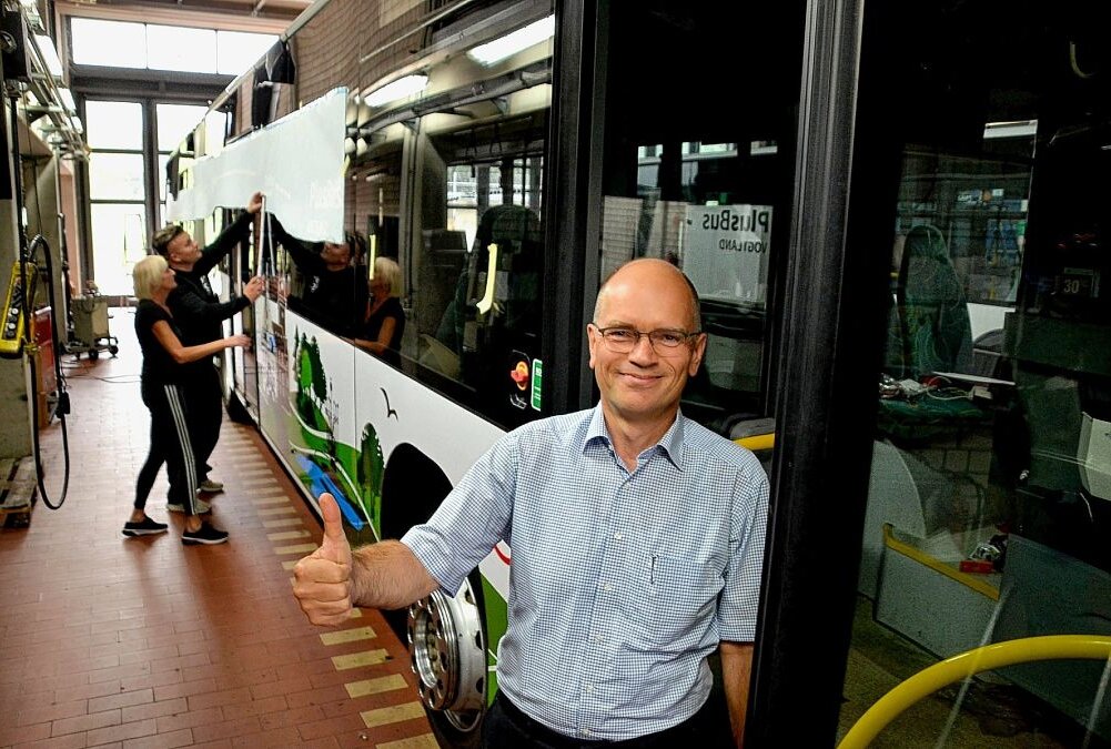  VGV-Geschäftsführer Thomas Schwui hat mit Schuljahresbeginn einen Gelenkbus in den PlusBus-Linienverkehr des Göltzschtals geschickt. Foto: Verkehrsverbund Vogtland