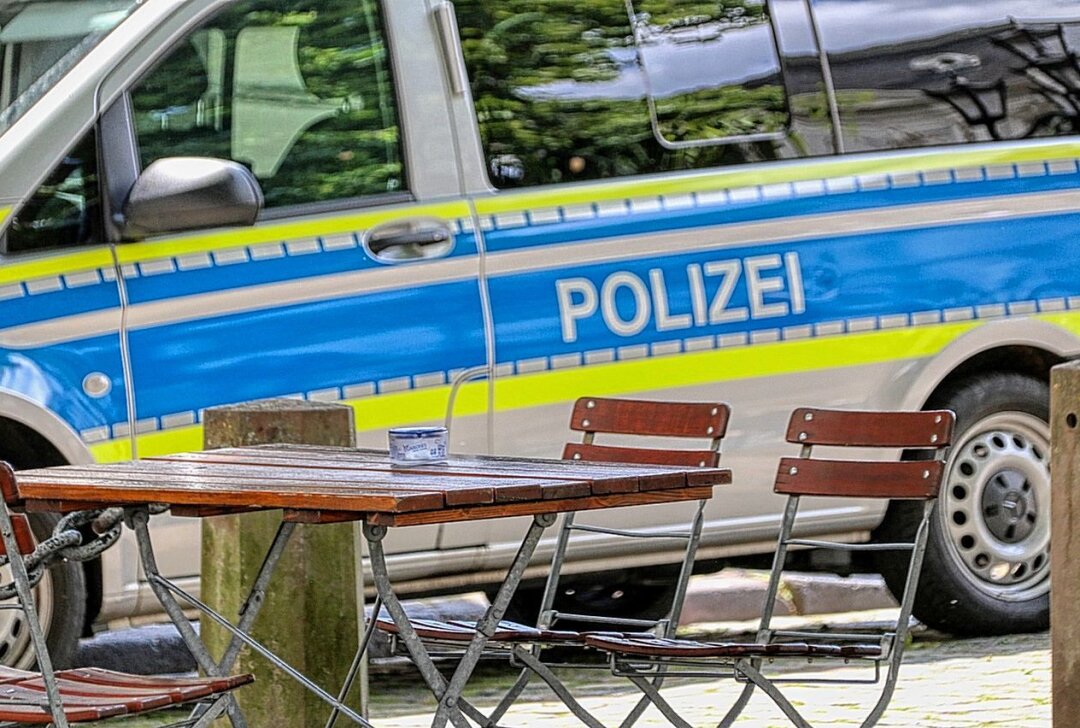 Ein Polizist wird bei einem Volksfest angegriffen und verletzt - Ein Polizist wird attackiert und verletzt. Foto. pixabay/Alexander Fox