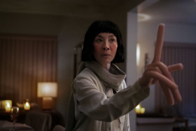 Evelyn (Michelle Yeoh) stellt fest, dass es viele andere Versionen von ihr im Multiversum gibt. Eine davon hat lange Wurstfinger.