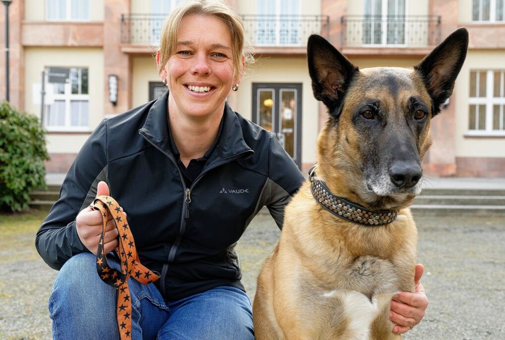 Ein Schäferhund mit besonderem Auftrag - Heike Mehlhorn mit Schäferhund Marek. Foto: Ralf Wendland