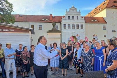 Ein Schlagerabend der besonderen Art in Freiberg - Stimmenprobe mit Chorleiter Peter Rülke .Foto: Marion Schreiber