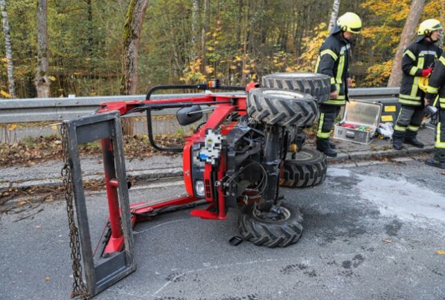 Ein Schwerverletzter bei Unfall mit einem Traktor im Vogtland - Unfall mit einem Traktor: Schwerverletzter Fahrer wurde ins Krankenhaus gebracht. Foto: Niko Mutschmann