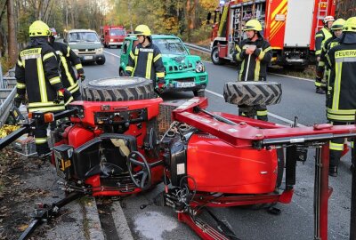 Ein Schwerverletzter bei Unfall mit einem Traktor im Vogtland - Unfall mit einem Traktor: Schwerverletzter Fahrer wurde ins Krankenhaus gebracht. Foto: Niko Mutschmann