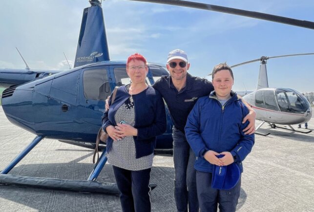 Philipp Benz (re.) und seine Oma Annelie Benz (li.) haben mit Pilot Roman Hube (Mitte) einen Rundflug unternommen. Foto: Ralf Wendland