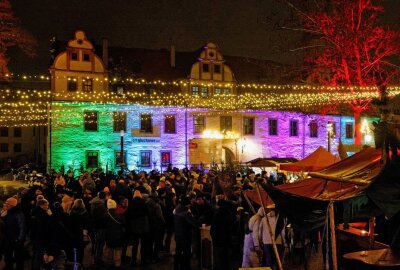 Ein tolles Adventswochenende mit Weihnachtsmarkt, Mettenschicht und Co. - Buntes Licht und Menschenmassen gab es auch am Glauchauer Schloss. Foto: Markus Pfeifer