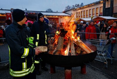 Ein tolles Adventswochenende mit Weihnachtsmarkt, Mettenschicht und Co. - Beim Ernstthaler Weihnachtsmarkt heizten die Feuerwehrleute kräftig ein. Foto: Markus Pfeifer