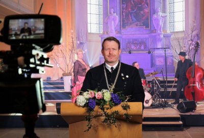 Ein ungewöhnlicher Neujahrsempfang - Freibergs Oberbürgermeister Sven Krüger bei der Aufzeichnung seiner Neujahrsansprache. Foto. Wieland Josch
