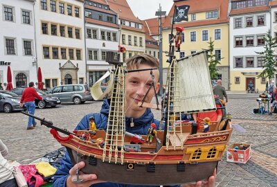 Ein voller Erfolg: Kinder-Koffer-Flohmarkt in Freiberg - Justin Schmieder fand schnell einen Käufer für sein Piratenschiff von Playmobil. Foto: Christof Heyden