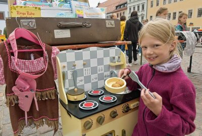 Ein voller Erfolg: Kinder-Koffer-Flohmarkt in Freiberg - Paula kochte auf ihrem Kinderküchenofen, den sie zum Verkauf feil bot. Foto: Christof Heyden