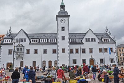 Ein voller Erfolg: Kinder-Koffer-Flohmarkt in Freiberg - 100 Tische waren von jungen Leuten angemietet worden, um ein breites Angebot an Kindersachen bereitzuhalten. Foto: Christof Heyden