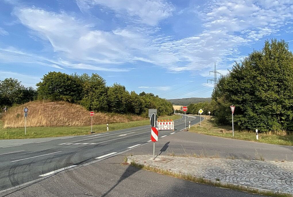 Auf der S 258 bei Zwönitz ist wegen Fahrbahnschäden eine Einbahnstraßenregelung eingerichtet. Foto: Ralf Wendland
