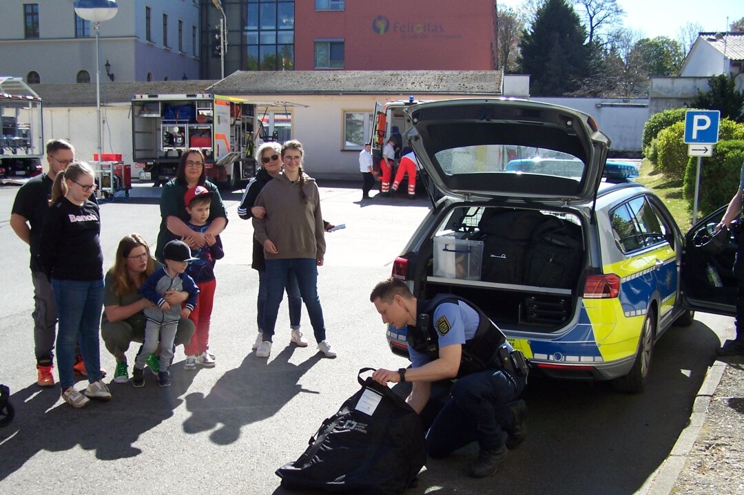 Einblick in die Welt von Rettungsdienst und Polizei in Glauchau - Das Polizeirevier Glauchau war mit zwei Beamten und einem Streifenwagen vertreten, die den Kindern ihre Ausrüstung und das Fahrzeug zeigten und Funktionen vorführten.