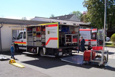 Einblick in die Welt von Rettungsdienst und Polizei in Glauchau - Von 10 bis ca. 12.30 Uhr konnten die Teilnehmer die Ausrüstung bewundern und die Fahrzeuge hautnah erleben.